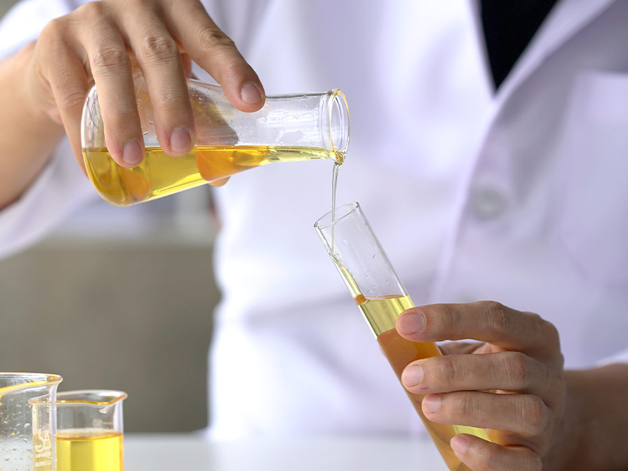 Análisis de acidez del aceite de oliva virgen extra en laboratorio.